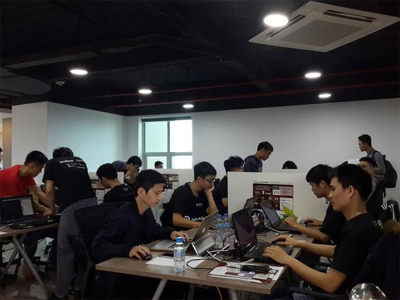 Hackathon là cuộc thi đấu trí giữa 19 đội, mỗi đội từ 2-4 người sẽ diễn ra trong 2 ngày 9-10/4 tại Hà Nội.