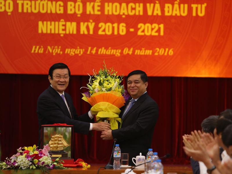 Nguyên Chủ tịch nước Trương Tấn Sang tặng hoa tân Bộ trưởng Bộ Kế hoạch và Đầu tư Nguyễn Chí Dũng tại Lễ bàn giao ngày 14/4