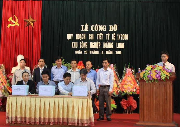 Các đại biểu chứng kiến Sở Xây dựng Thanh Hóa bàn giao quy hoạch cho UBND huyện Hoằng Hóa và Tập đoàn FLC.JPG