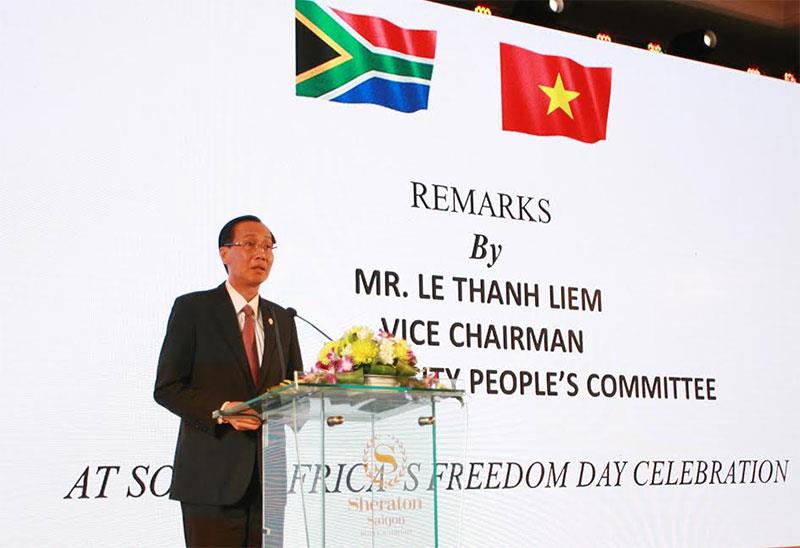 Ông Lê Thanh Liêm Phó chủ tịch UBND TPHCM chúc mừng.