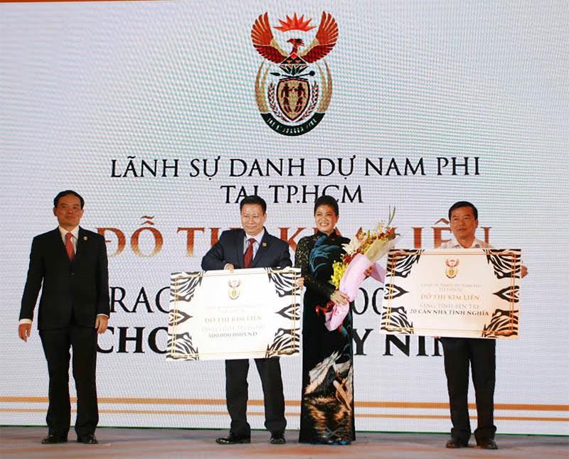 Lãnh Sự Nam Phi Đỗ Thị Kim Liên trao tặng 20 ngôi nhà tình nghĩa đến Tỉnh Bến Tre và Trao tặng Quỹ vì người nghèo tỉnh Tây Ninh 500 triệu đồng.