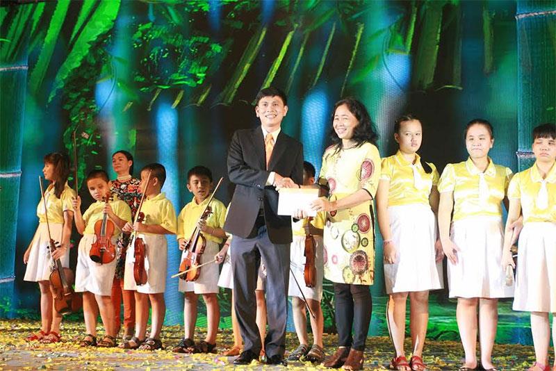 Tại sự kiện công ty Bảo hiểm Viễn Đông (VASS) cũng trao tặng 30 xuất học bổng trị giá 30 triệu đồng đến các em học sinh Trường phổ thông đặc biệt Nguyễn Đình Chiểu.