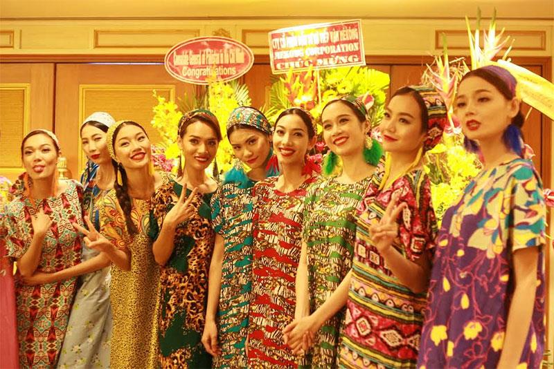 Các cô gái Việt Nam trong trang phục Nam Phi.