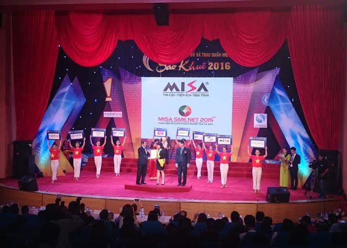 Bộ trưởng Bộ Thông tin và Truyền thông Trương Minh Tuấn trao Sao Khuê 2016 cho đại diện MISA