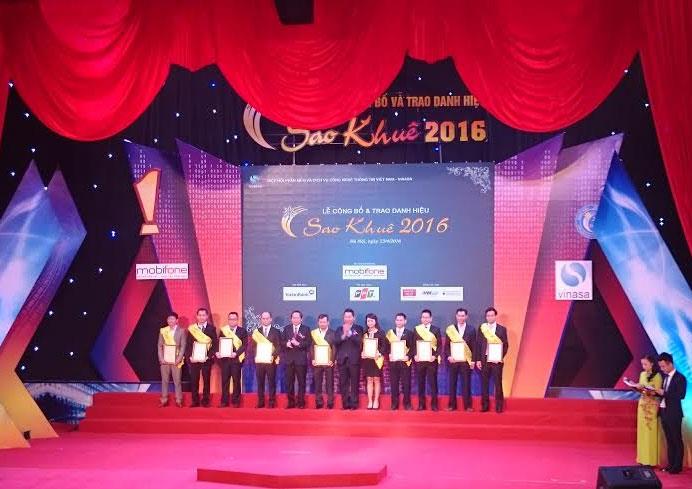 Bộ trưởng Bộ thông tin và truyền thống Trương Minh Tuấn (thứ 5 từ trái sang) trao giải thưởng cho Top 10 Sao Khuê 2016.