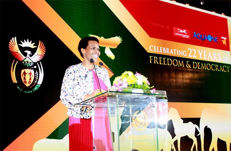 Bà Kgomotso Ruth Magau Đại sứ Đặc mệnh toàn quyền Nam Phi tại Việt Nam nở nụ cười tươi khi phát biểu.