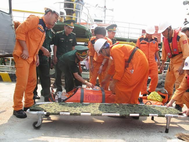 Sau khi tàu SAR 412 cập bờ, Ban quân y Bộ chỉ huy Bộ đội biên phòng Bình Định đã điều xe cứu thương đến tận cầu cảng Hải đoàn biên phòng 48 để đưa bệnh nhân vào Bệnh viện đa khoa tỉnh Bình Định cứu chữa.