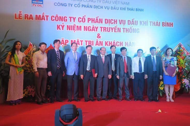 Lãnh đạo Tập đoàn Dầu khí Việt Nam, Tổng công ty Dầu Việt Nam và khách hàng chúc mừng.