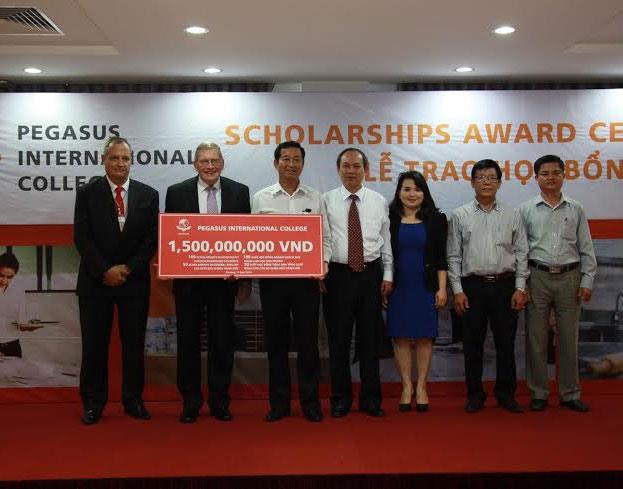 Đại diện Pegasus trao 150 suất học bổng trị giá 1,5 tỷ đồng cho đại diện Quận Ngũ Hành Sơn - Đà Nẵng