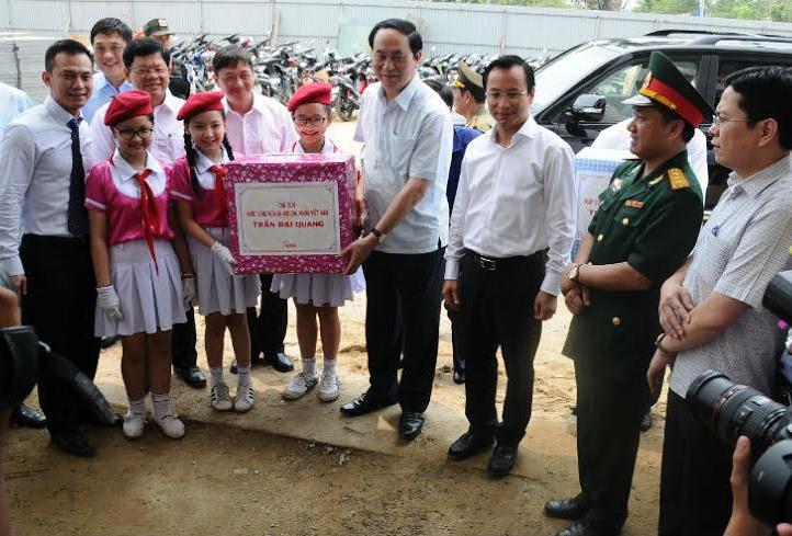 Ông Trần Đại Quang tặng quà cho thiếu nhi quận Hải Châu, TP Đà Nẵng