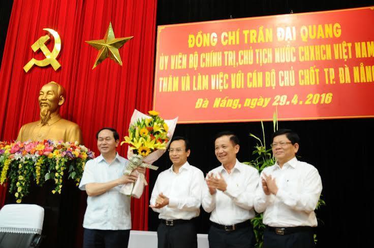 Lãnh đạo Thành ủy Đà Nẵng tặng hoa chúc mừng ông Trần Đại Quang được bầu giữ vị trí Chủ tịch nước. Ảnh: Hà Minh