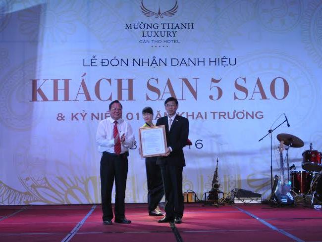 Thay mặt Tổng Cục du lịch, ông Lê Minh Sơn Phó GĐ Sở VH_TT_DL Cần Thơ trao quyết định công nhận KS 5 sao cho TGĐ Mường Thanh Cần Thơ.