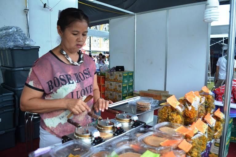 Gian sản phẩm ẩm thực Thái Lan khá vắng khách.