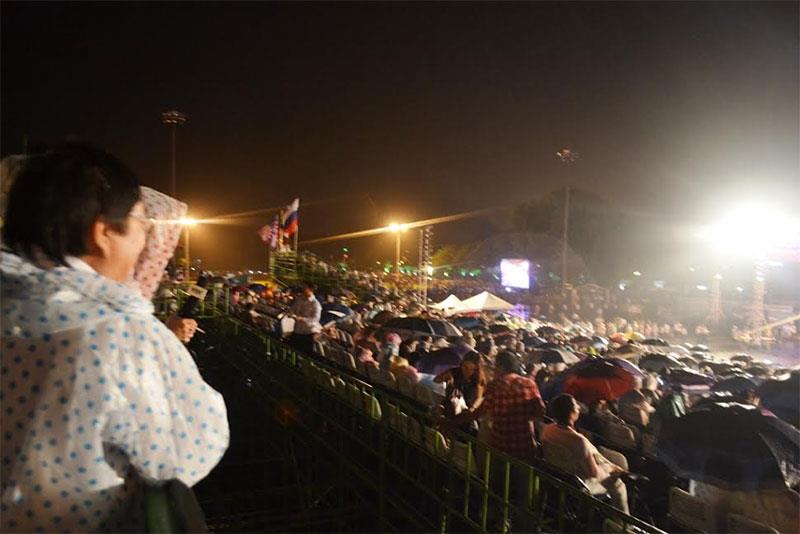 Nhiều người đội mưa đi xem khai mạc Festival Huế 2016.
