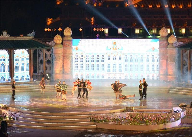 Mặc dù bị trượt ngã trong tiết mục múa do sân khấu trơn, nhưng các nghệ sĩ đến từ Nga vẫn thể hiện hết mình tiết mục.
