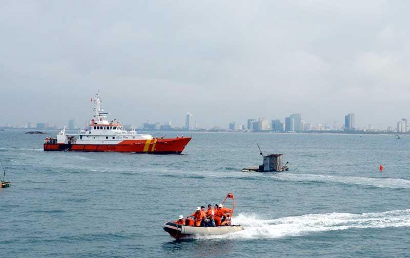 Tàu SAR 412 đưa các ngư dân bị nạn về bờ.