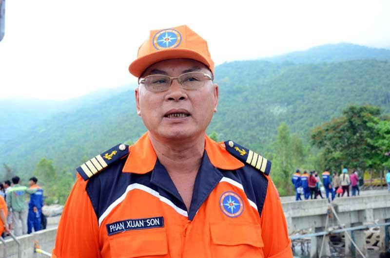 Thuyền trưởng tàu cứu nạn SAR 412 Phan Xuân Sơn cho biết, khu vực tàu cá bị nạn có ít tàu vận tải qua lại. Tuy nhiên, dù tàu nào đâm chìm, khi bỏ lại các ngư dân kêu cứu giữa biển khơi cũng là hành động vô nhân đạo.  Ảnh: Hà Minh.