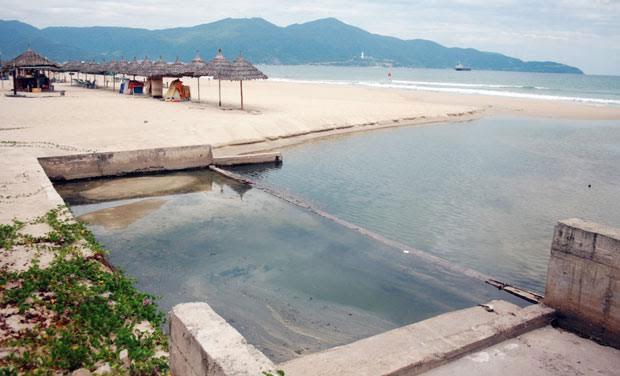 Một trong những cống nước thải xả thải thẳng ra biển ven biển Mỹ Khê-Đà Nẵng.