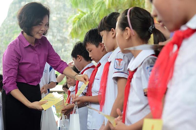 Bà Bùi  Thị Hương – Giám Đốc Điều Hành Vinamilk trao tặng sữa trực tiếp cho các em học sinh trường tiểu học Ninh Xuân, huyện Hoa Lư, Ninh Bình.