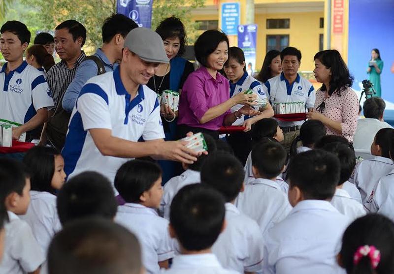Tại chương trình, các em học sinh đã có cơ hội được gặp mặt, trò chuyện và cùng chơi những trò chơi vui nhộn cùng với các Đại sứ của chương trình Quỹ sữa Vươn cao Việt Nam là Nghệ sỹ hài Xuân Bắc và Nghệ sỹ hài Tự Long.