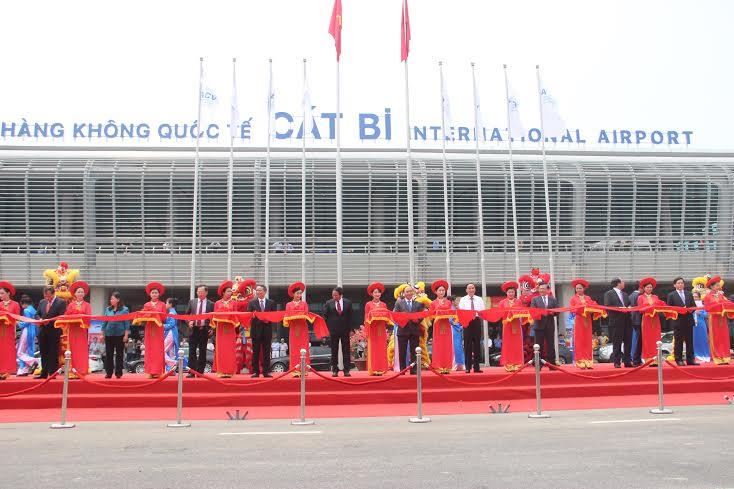 Thủ tướng và các lãnh đạo cắt băng khánh thành Cảng hàng không quốc tế Cát Bi.