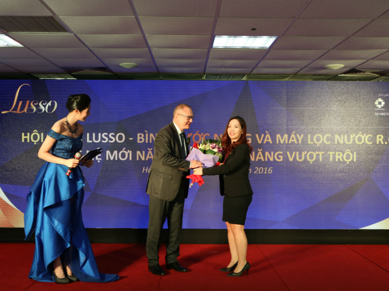 Mr AMr Alain Maillard - Giám đốc Marketing Tập đoàn Cotherm Pháp nhận hoa từ Phó tổng giám đốc Nguyễn Ngọc Trâm.