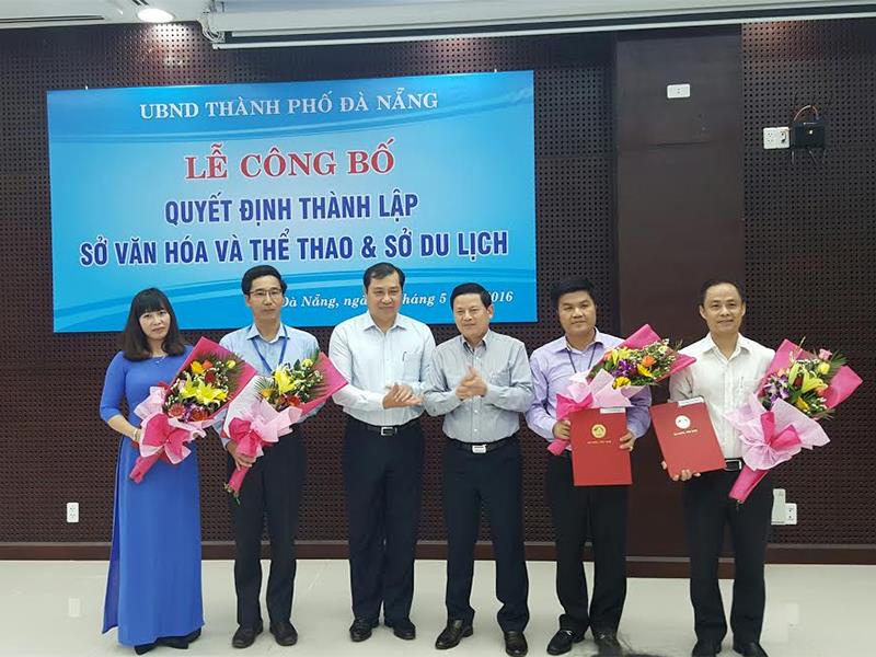 Ông Huỳnh Đức Thơ - Chủ tịch UBND TP Đà Nẵng trao quyết định Thành lập Sở Du lịch và các quyết định bổ nhiệm lãnh đạo chủ chốt của Sở.
