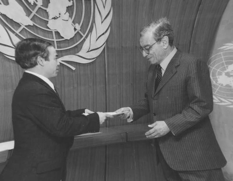 Đại sứ Ngô Quang Xuân trình Thư ủy nhiệm của Chủ tịch nước lên Tổng thư ký Liên hợp quốc Boutros B. Ghali tại Trụ sở Liên hợp quốc, New York, ngày 25/1/1996.