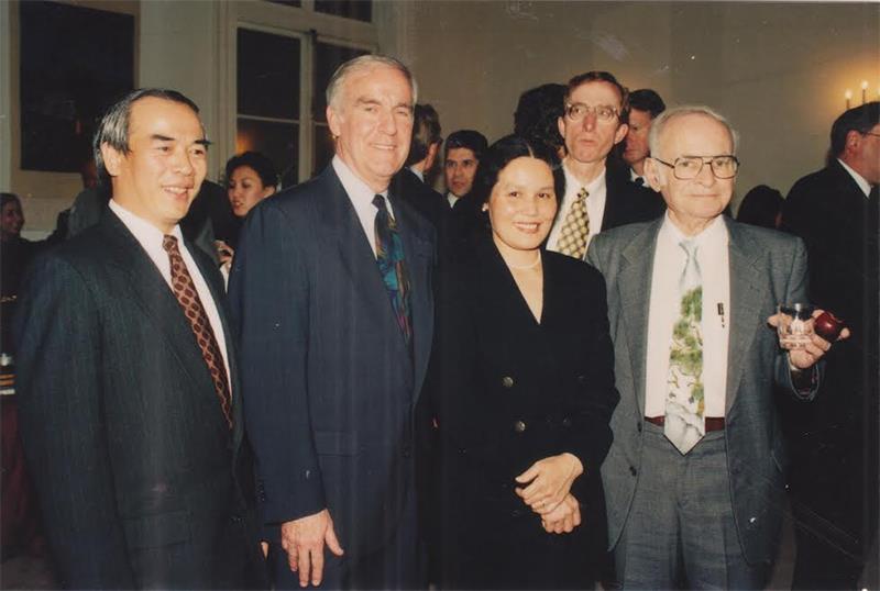 Đại sứ Ngô Quang Xuân và phu nhân gặp Đại sứ Pete Peterson tại Washington D.C, tháng 2/1996.