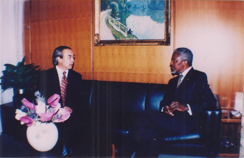 Đại sứ Ngô Quang Xuân gặp chào Tổng thư ký Liên hợp quốc Kofi Annan tại Trụ sở Liên hợp quốc, tháng 11/1999.