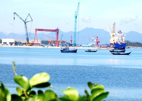 Cảng nước sâu Dung Quất đang là thế mạnh thu hút đầu tư vào KKT Dung Quất những năm qua của Quảng Ngãi.
