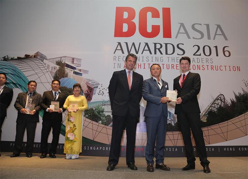 Đại diện SonKim Land nhận giải BCI Asia Awards 2016.