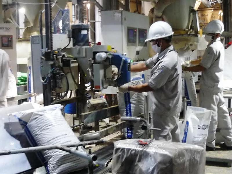 Sản xuất thức ăn chăn nuôi tại nhà máy chế biến thức ăn chăn nuôi Cargill (Hoa Kỳ) tại Khu công nghiệp Long Mỹ (Bình Định).