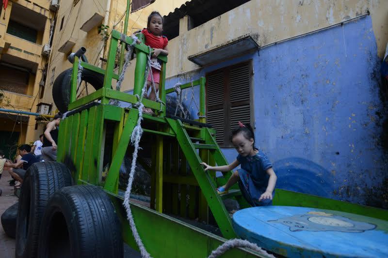 Sân chơi khu tập thể Bộ thủy sản tuy có diện tích nhỏ nhưng trang trí đẹp mắt, các trang thiết bị được tận dụng từ đồ tái chế sáng tạo.