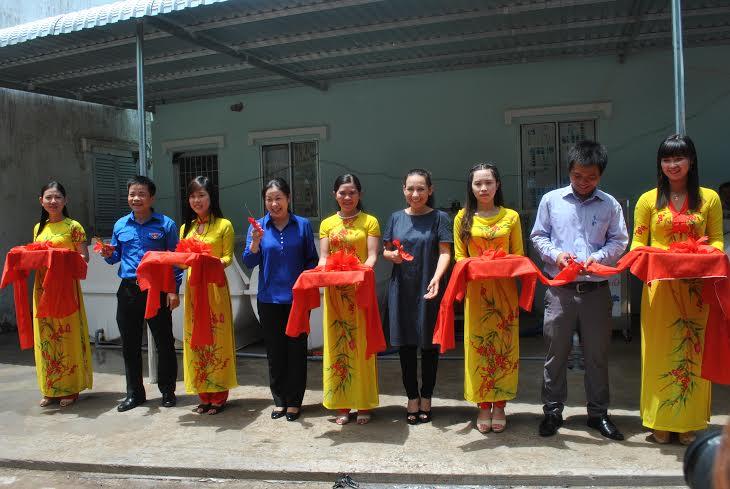 Đại diện Trung ương đoàn và lãnh đạo địa phương cắt băng khánh thành trạm lọc nước tại xã Nam Thái A, huyện An Biên, tỉnh Kiên Giang.