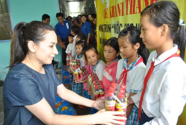 Ca sỹ Phi Nhung – đại sứ chương trình Nước ngọt nghĩa tình trao quà cho trẻ em xã Nam Thái A, huyện An Biên, tỉnh kiên giang