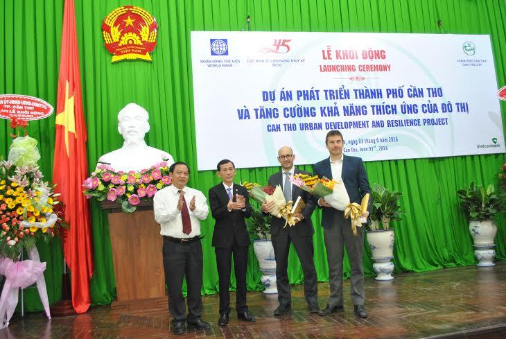 Bí Thư thành uỷ  và Chủ tịch UBND TP.Cần Thơ tặng hoa cảm ơn các nhà tài trợ vốn cho Dự án.