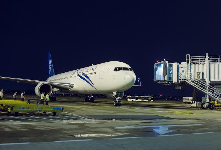 Chuyến bay thẳng đầu tiên của Air New Zealand từ Auckland đến thành phố Hồ Chí Minh cập cảng tại sân bay Tân Sơn Nhất.
