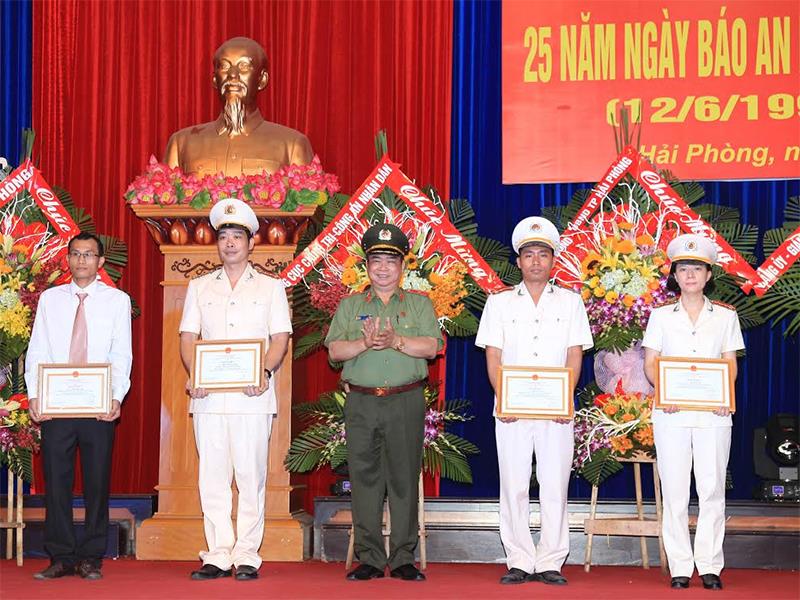 Thiếu tướng Đỗ Hữu Ca, Giám đốc CATP Hải Phòng tặng thưởng cho CB, PV của báo ANHP.