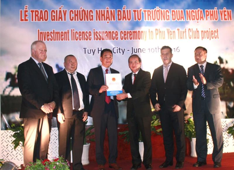 Ông Phan Đình Phùng trao giấy chứng nhận chủ trương đầu tư cho lãnh đạo Công ty Golden Turf Club Pty Ltd.