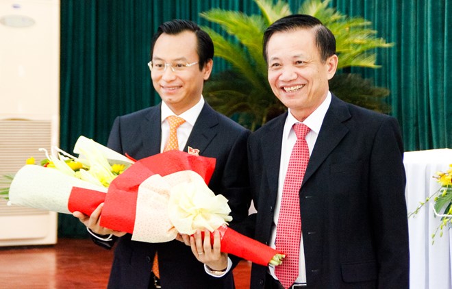 Ông Trần Thọ (bên phải) tặng hoa chúc mừng ông Nguyễn Xuân Anh được bầu giữ chức Chủ tịch HĐND TP Đà Nẵng nhiệm kỳ 2016-2021.