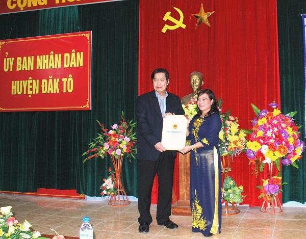 Bà Trần Thị Nga– Phó Chủ tịch UBND tỉnh Kon Tum trao Quyết định chủ đầu tư và Giấy chứng nhận đầu tư cho nhà đầu tư Thái Lan.