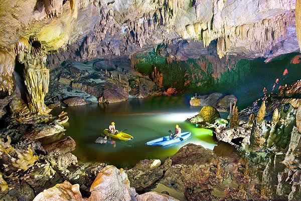 Sử dụng kayak để thám hiểm hang động là thú chơi được nhiều khách du lịch ưa chuộng
