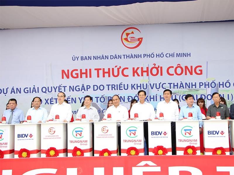 Thủ tướng Nguyễn Xuân Phúc cùng lãnh đạo bộ ngành và TP.HCM thực hiện khởi công Dự án. Ảnh Gia Huy