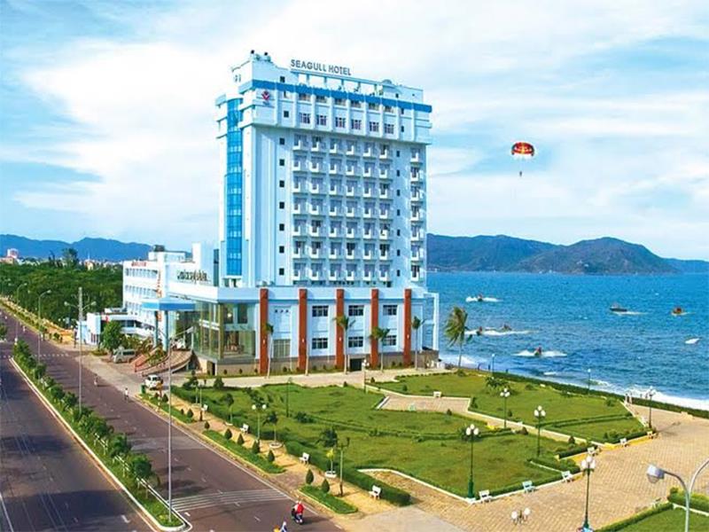 Nhiều khách sạn nằm cạnh bờ biển Quy Nhơn hút khách du lịch.