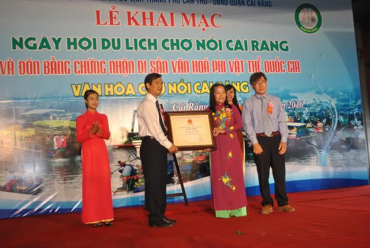 Ông Nông Quốc Thành, Phó cục trưởng Cục di sản –Bộ VH-TT-DL trao bằng xếp hạng di sản văn hoá phi vật thể cho lãnh đạo quận Cái Răng.