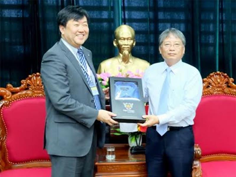 Phó chủ tịch Nguyễn Ngọc Tuấn tặng quà lưu niệm cho ông ToruHashimoto, Trưởng phòng xúc tiến hợp tác quốc tế thành phố Yokohama.