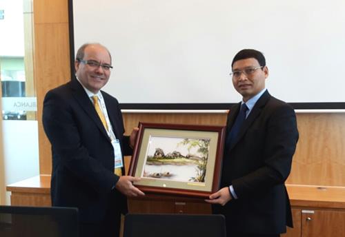 Phó Chủ tịch UBND thành phố Hồ Kỳ Minh tặng quà lưu niệm cho ông Ede Ijjasz Vasquez.
