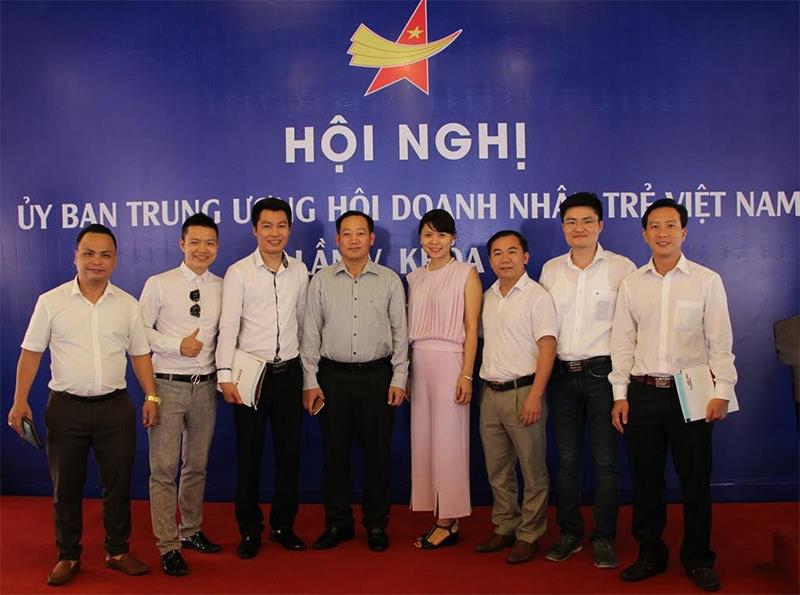 Ông Bùi Văn Quân, Chủ tịch Hội doanh nhân trẻ Việt Nam chúc mừng những lãnh đạo đầu tiên của CLB khởi nghiệp trẻ Quốc Gia. Ảnh: Gia Huy
