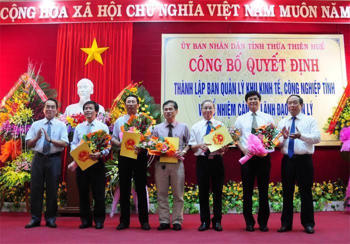 Lãnh đạo tỉnh Thừa Thiên Huế trao quyết định bổ nhiệm và tặng hoa chúc mừng Trưởng ban và các Phó Trưởng ban Ban Quản lý Khu kinh tế, công nghiệp tỉnh.
